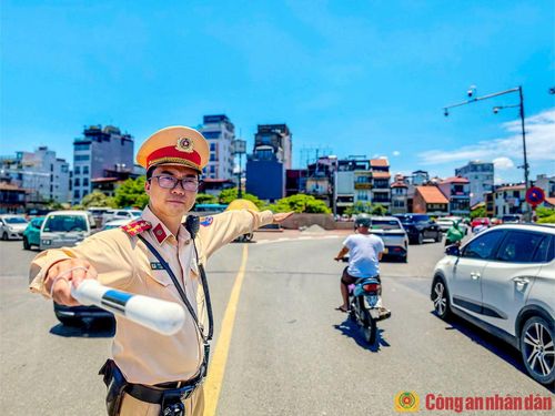  Đại úy Đỗ Việt Dũng, cán bộ Đội CSGT số 1 (Phòng CSGT Công an TP Hà Nội) cho biết, anh cùng đồng đội nhận ca trực giữa trưa nắng nóng đỉnh điểm của Hà Nội. Đây là chốt giao thông phức tạp nên các chiến sĩ CSGT liên tục phải điều khiển, phân luồng và xử lý vi phạm giao thông. Để chống chọi lại cái nắng nóng hầm hập, các chiến sĩ CSGT chỉ có duy nhất chiếc áo quân phục dài tay. Mồ hôi ướt đẫm lưng áo sau khoảng thời gian dài đứng chốt làm nhiệm vụ. 