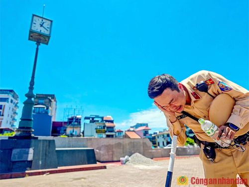 Suốt gần nửa tiếng đồng hồ liên tục điều tiết giao thông, Đại úy Đỗ Việt Dũng với gương mặt đã ướt đẫm mồ hôi, bừng đỏ trong cái nắng nóng gay gắt tranh thủ vài phút nghỉ ngơi để rửa mặt, làm dịu cơn nóng. Các anh không được nghỉ ngơi quá lâu. Khi cơ thể hồi sức là lại tiếp tục ra đường làm nhiệm vụ và quan sát, nắm bắt tình hình để sẵn sàng xử lý khi phát sinh sự cố.