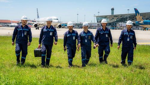 Đội cán bộ, nhân viên kỹ thuật làm nhiệm vụ kiểm tra, bảo dưỡng máy bay trước giờ cất cánh.