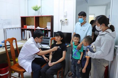 Các bác sĩ Bệnh viện Tim Hà Nội trực tiếp thăm khám, sàng lọc bệnh lý tim mạch cho trẻ em trên địa bàn tỉnh.
