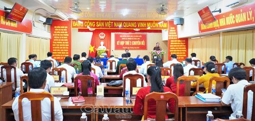 Đại biểu tham dự Kỳ họp thứ 2, HĐND xã Sông Đốc xem xét, thông qua Đề án thành lập phường Sông Đốc.
