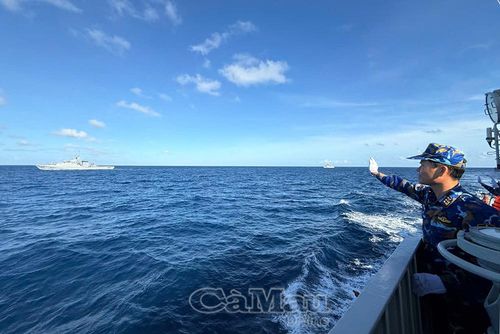Đại tá Nguyễn Văn Cường, Lữ đoàn trưởng Lữ đoàn 175, chỉ huy Biên đội tuần tra của Hải quân Nhân dân Việt Nam, chào tạm biệt Biên đội Tàu 552, 512 của Hải quân Hoàng gia Thái Lan sau khi kết thúc tuần tra chung.