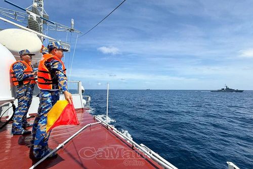 Nhân viên tín hiệu Tàu 263 luyện tập cờ tay với tàu Hải quân Hoàng gia Thái Lan.