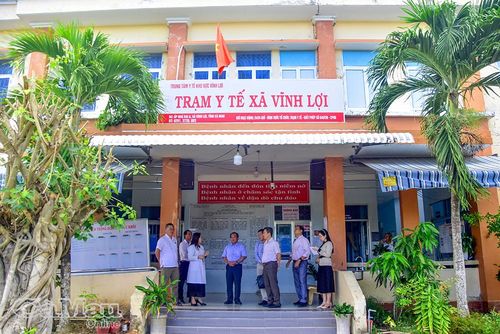Lãnh đạo Trạm Y tế xã Vĩnh Lợi báo cáo những khó khăn về cơ sở vật chất, nhân lực và thiết bị y tế với đoàn công tác.
