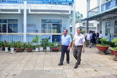 Phó Chủ tịch UBND tỉnh Nguyễn Minh Luân (bìa trái) khảo sát cơ sở vật chất tại Trường Tiểu học - THCS Mai Thanh Thế.