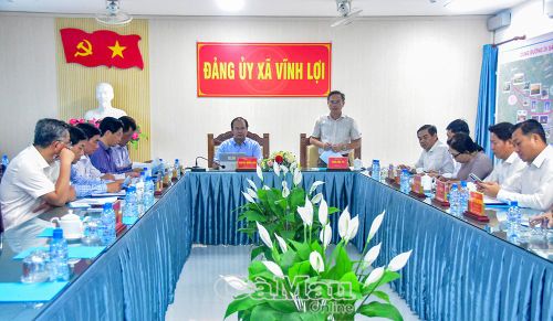Bí thư Đảng ủy xã Vĩnh Lợi Trần Anh Thi báo cáo tình hình phát triển kinh tế - xã hội và việc thực hiện Nghị quyết 71, 72 trên địa bàn.