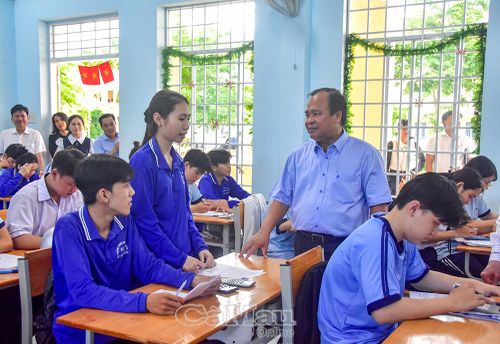 Phó Chủ tịch UBND tỉnh Nguyễn Minh Luân thăm hỏi, động viên học sinh lớp 12 đang ôn thi tốt nghiệp.
