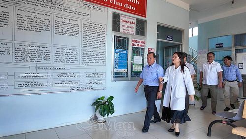 Phó Chủ tịch UBND tỉnh Nguyễn Minh Luân khảo sát thực tế tại Trạm Y tế xã Vĩnh Lợi.