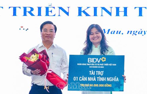  Phó Chủ tịch Ủy ban MTTQ Việt Nam tỉnh Cà Mau Võ Thị Ngọc Hân tiếp nhận tài trợ xây dựng 1 căn nhà tình nghĩa từ ông Trần Thanh Quỳnh, Giám đốc Ngân hàng BIDV Cà Mau.