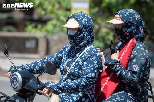 Để chống chọi với thời tiết khắc nghiệt, nhiều người dân khi ra đường đều trang bị áo chống nắng, khẩu trang, kính râm, găng tay và mũ rộng vành.