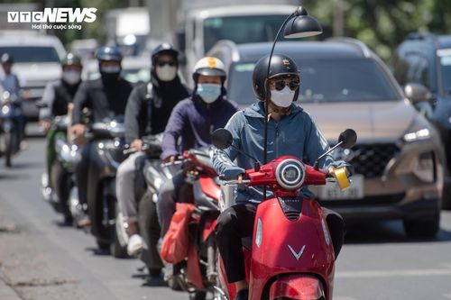 Từ sáng sớm, nhiều tuyến phố đã hầm hập hơi nóng, người dân ra đường phải che kín cơ thể. Càng về trưa, nền nhiệt tăng nhanh khiến không khí trở nên oi bức, ngột ngạt. Độ ẩm giảm xuống khoảng 45-50% làm cảm giác khô nóng rõ rệt hơn.