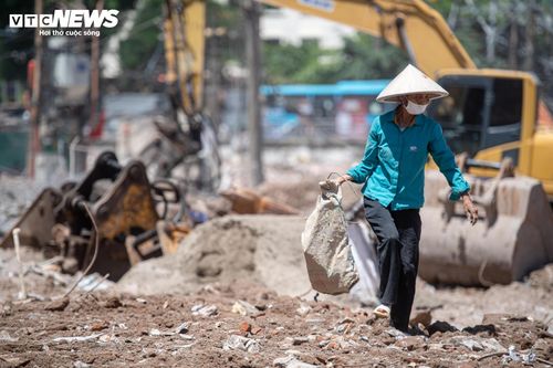 “Những hôm nắng gắt như thế này rất mệt. Tôi thường mang theo nước, khăn che kín mặt và cố làm sớm để tránh thời điểm nắng đỉnh điểm”, người phụ nữ thu gom phế liệu chia sẻ.