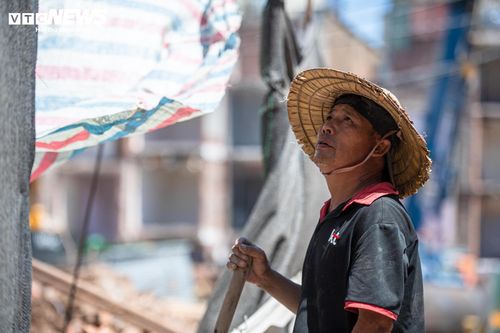 Nhiều lao động tự do phải chật vật mưu sinh giữa thời tiết nắng nóng khốc liệt.