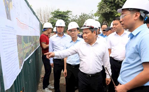 Chủ tịch UBND thành phố Vũ Đại Thắng kiểm tra tiến độ dự án cầu Tứ Liên. Ảnh: PV