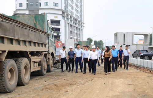 Chủ tịch UBND thành phố Hà Nội Vũ Đại Thắng kiểm tra tiến độ Dự án đầu tư xây dựng nâng cấp mở rộng đường 70. Ảnh: Đình Hiệp