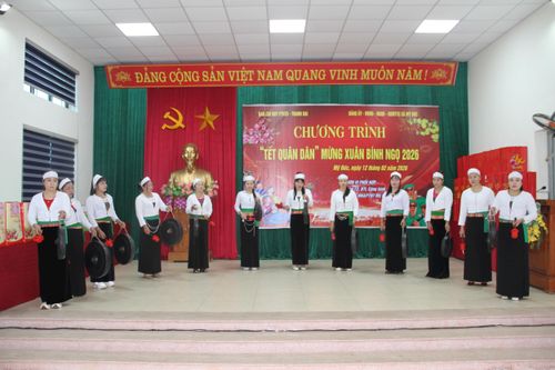 Đội chiêng thôn Đồi Dùng biểu diễn tại chương trình "Tết quân dân - Mừng xuân Bính Ngọ năm 2026". Ảnh: VB
