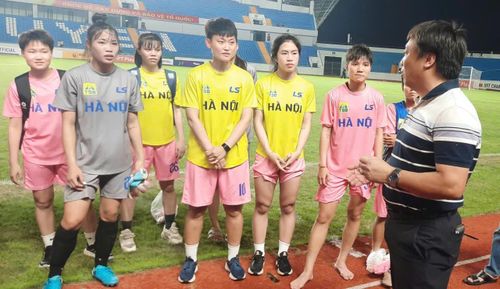 Phó Giám đốc Trung tâm Huấn luyện và Thi đấu thể thao Hà Nội Đặng Xuân Hưởng động viên đội Hà Nội 1 sau khi giành vé vào chung kết Cúp Quốc gia 2026. Ảnh: Minh Quang