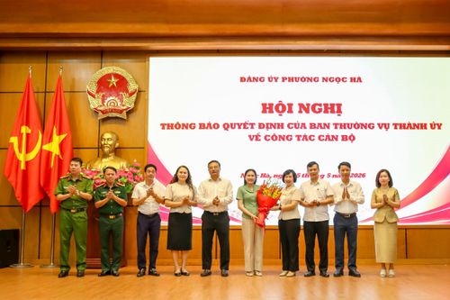 Ban Thường vụ Đảng ủy phường Ngọc Hà tặng hoa chúc mừng đồng chí Bí thư Đảng ủy phường Ngọc Hà Đỗ Thị Lan Hương. Ảnh: Duy Khánh