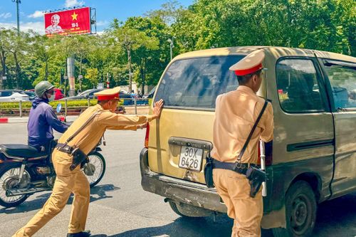 Một trường hợp hỏng xe tại đường Đại Cồ Việt lúc 13 giờ được hỗ trợ kịp thời. Ảnh: Phạm Công