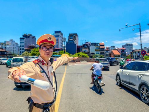 Từ đầu giờ chiều ngày 25-5, lực lượng CSGT ứng trực tại các nút giao trọng điểm tiến hành điều tiết giao thông. Ảnh: Phạm Công
