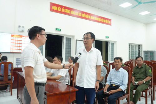 Phó Chủ tịch UBND xã Tiến Thắng Nguyễn Văn Hậu trao đổi với phóng viên Cơ quan Báo và Phát thanh, Truyền hình Hà Nội tại điểm cầu xã Tiến Thắng. Ảnh: Phạm Hùng