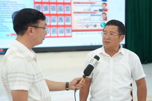 Ông Lê Văn Gắng, Trưởng thôn Thanh Vân, Tổ phó Tổ chuyển đổi số cộng đồng trao đổi với Cơ quan Báo và Phát thanh, Truyền hình Hà Nội tại điểm cầu xã Tiến Thắng. Ảnh: Phạm Hùng