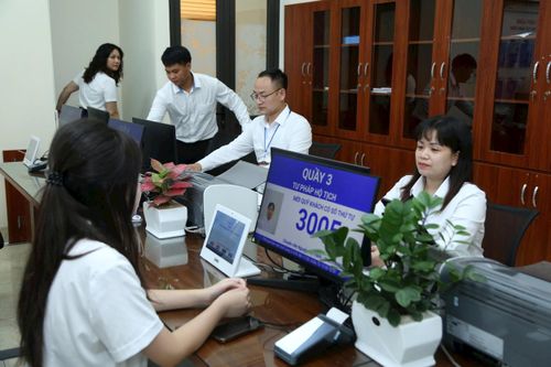 Hướng dẫn người dân làm thủ tục hành chính tại xã Phúc Thịnh, Hà Nội. Ảnh: Phạm Hùng