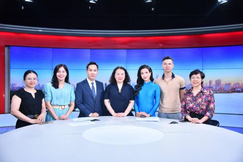 PGS.TS Trần Thị Diệu Oanh cùng ekip thực hiện chương trình. Ảnh: Viết Thành