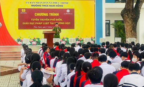 Công an xã Phúc Thịnh đẩy mạnh tuyên truyền phòng, chống ma túy trong trường học trên địa bàn xã.