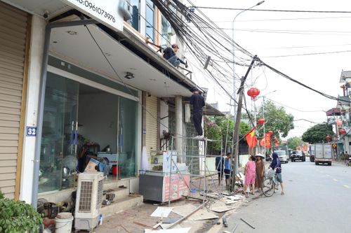 Nhiều hộ dân xã Phúc Sơn tự giác tháo dỡ công trình vi phạm. Ảnh: Kim Nhuệ