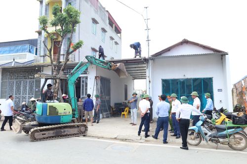 Xã Phúc Sơn kiên quyết xử lý những trường hợp cố tình trì hoãn việc tự tháo dỡ công trình vi phạm giao thông, đất công. Ảnh: Kim Nhuệ
