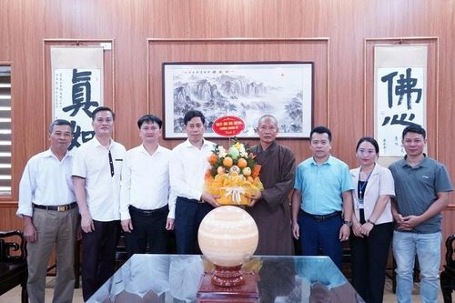 Phó Bí thư Thường trực Đảng ủy phường Chương Mỹ Vũ Ngọc Hòa làm trưởng đoàn đến thăm, chúc mừng các vị chức sắc, tăng ni, phật tử chùa Yên Khê và chùa Linh Thông. Ảnh: Lan Oanh