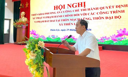 Đại diện Phòng Kinh tế trình bày các phương án cưỡng chế. Ảnh Hy Ninh