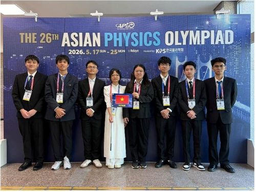 Từ trái sáng phải: Em Tạ Ngọc Minh, em Nguyễn Nhật Minh, em Bùi Anh Tú, em Nguyễn Thị Bích Ngọc, em Vũ Nguyên Nguyên, em Lê Duy Khánh, em Phan Tuấn Dũng và em Mai Văn Khánh.