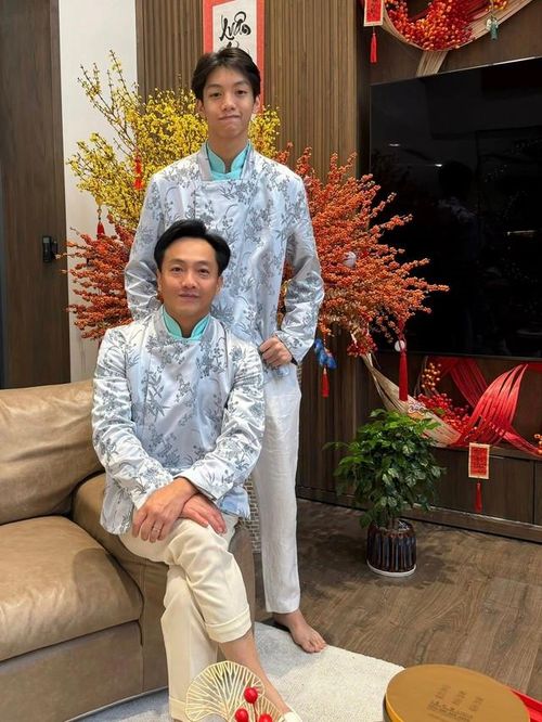 Dù sống trong điều kiện đầy đủ và được xem là một “rich kid” của showbiz Việt, cậu bé lại gây thiện cảm bởi tính cách giản dị, lễ phép và kín tiếng.