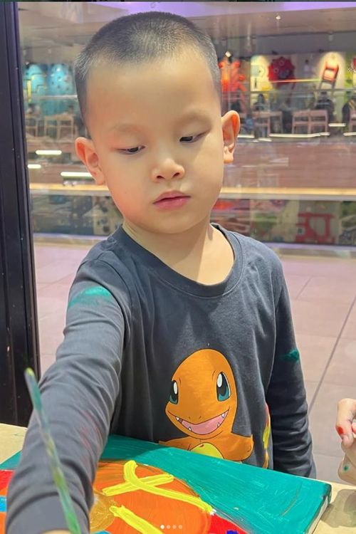 Dù bận rộn với công việc nghệ thuật, cô vẫn luôn dành thời gian chăm sóc, dạy dỗ và đồng hành cùng các con trong cuộc sống hằng ngày. Chính sự yêu thương và quan tâm ấy đã giúp Leon lớn lên trong môi trường đầy hạnh phúc và tích cực. Với sự đáng yêu tự nhiên của mình, Leon không chỉ là niềm vui của gia đình mà còn là cậu bé được đông đảo khán giả yêu mến.