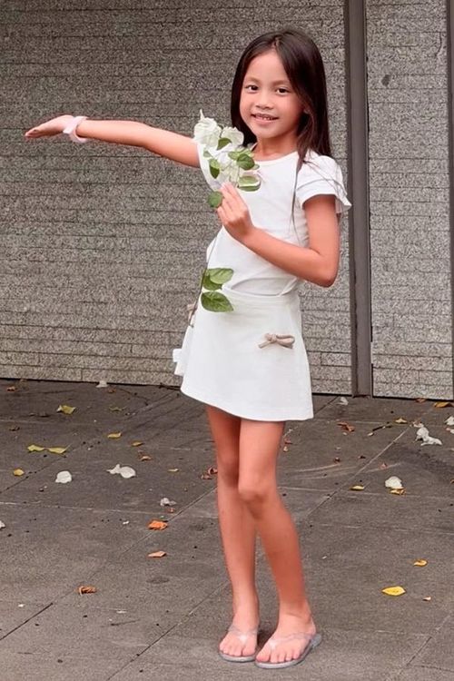 Ngoài vẻ ngoài nổi bật, Lisa còn bộc lộ năng khiếu nghệ thuật từ sớm. Theo chia sẻ của Hồ Ngọc Hà, cô bé thích ca hát, nhảy múa, học ballet và có cá tính khá mạnh mẽ, độc lập. Những video đời thường của Lisa thường thu hút hàng triệu lượt xem trên mạng xã hội nhờ sự lanh lợi và biểu cảm tự nhiên.