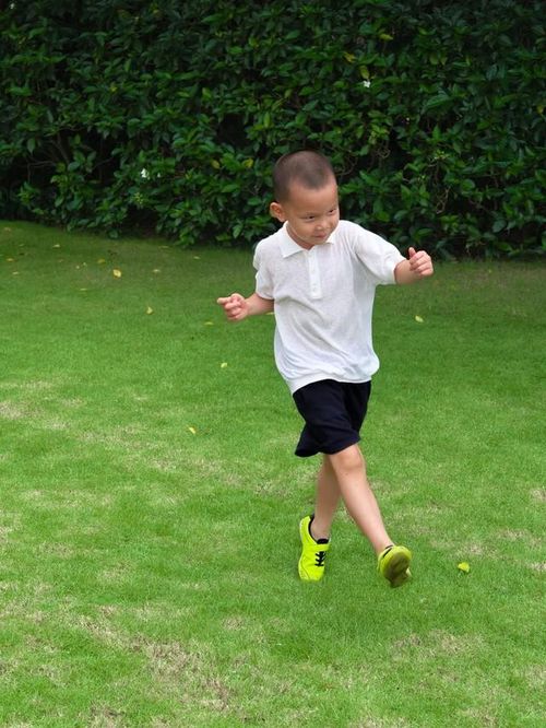 Ngay từ khi còn nhỏ, Leon đã trở thành “ngôi sao nhí” trên mạng xã hội mỗi lần xuất hiện trong các đoạn video hay hình ảnh do mẹ chia sẻ. Cậu bé sở hữu gương mặt bụ bẫm, đôi mắt lanh lợi cùng những biểu cảm cực kỳ sinh động khiến ai nhìn cũng phải bật cười. Không chỉ đáng yêu, Leon còn nổi tiếng bởi sự nghịch ngợm và năng động.