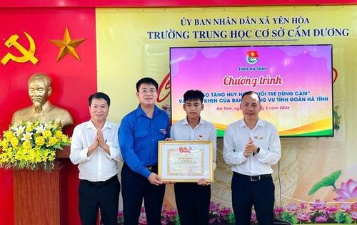 Đại diện Tỉnh Đoàn Hà Tĩnh trao bằng khen cho em Chu Văn Tuấn Vũ.