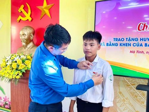 Trao Huy hiệu Tuổi trẻ dũng cảm cho em Vũ.