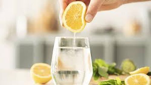 Nước chanh có thể hỗ trợ tiêu hóa, giúp giải độc, làm sạch cơ thể. Ảnh: Health.com