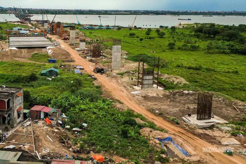 Các trụ chính đầu tiên của cầu Hồng Hà dần lộ diện giữa sông Hồng.