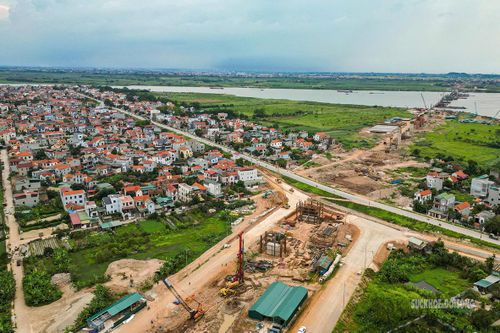 Đại công trường cầu Hồng Hà nhìn từ trên cao, với nhiều mũi thi công đồng loạt triển khai.