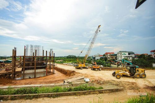 Cần cẩu, máy xúc và xe công trình hoạt động liên tục trên công trường cầu Hồng Hà.