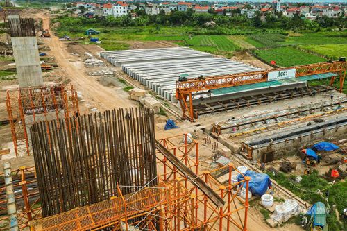 Nhiều cấu kiện bê tông, dầm cầu được tập kết, phục vụ thi công các hạng mục tiếp theo.