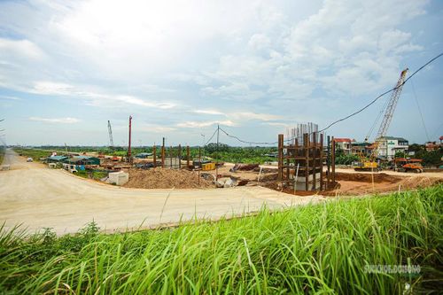 Hệ thống trụ cầu cạn, bãi đúc dầm và đường công vụ được hình thành dọc khu vực thi công.