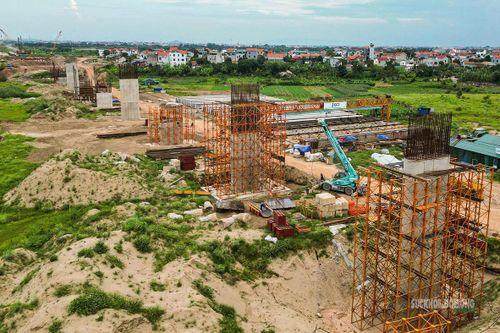 Các trụ cầu phía bờ Nam sông Hồng thuộc xã Ô Diên đang được đẩy nhanh tiến độ.