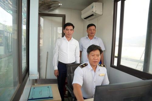 Quy trình kiểm soát dịch bệnh được thực hiện xuyên suốt và nghiêm ngặt thông qua hệ thống cảm biến đo thân nhiệt hiện đại, giúp tầm soát nhanh chóng toàn bộ người dân và du khách nhập cảnh.