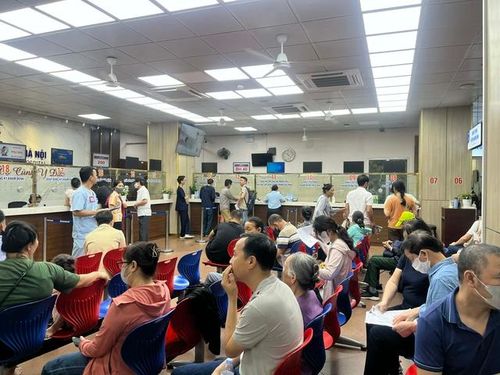 Tại Bệnh viện Đại học Y Hà Nội, khu vực chờ khám tại bệnh viện được bố trí nhiều quạt trần và điều hòa để phục vụ người bệnh, hạn chế tình trạng ngột ngạt, nắng nóng.