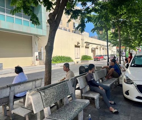 Những chiếc ghế đá dưới bóng mát trong khuôn viên bệnh viện trở thành nơi nghỉ chân của nhiều người giúp tránh nắng và giảm cảm giác mệt mỏi trong thời tiết oi bức.